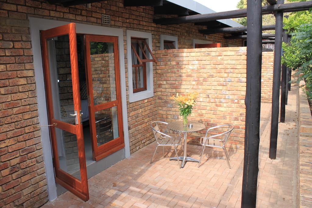 Yalla Yalla Boutique Hotel Witbank Exteriör bild